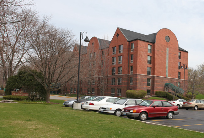 Charles Court in Naperville, IL - Foto de edificio - Building Photo