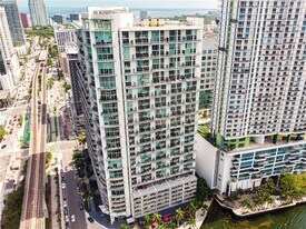 690 SW 1st Ct in Miami, FL - Building Photo