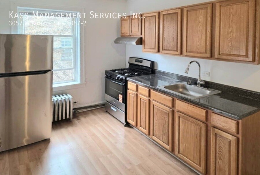 3057 W Argyle St in Chicago, IL - Building Photo