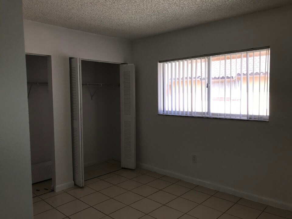 950 SW 104th Ct in Miami, FL - Foto de edificio