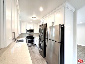 1051 S Sherbourne Dr in Los Angeles, CA - Building Photo - Building Photo