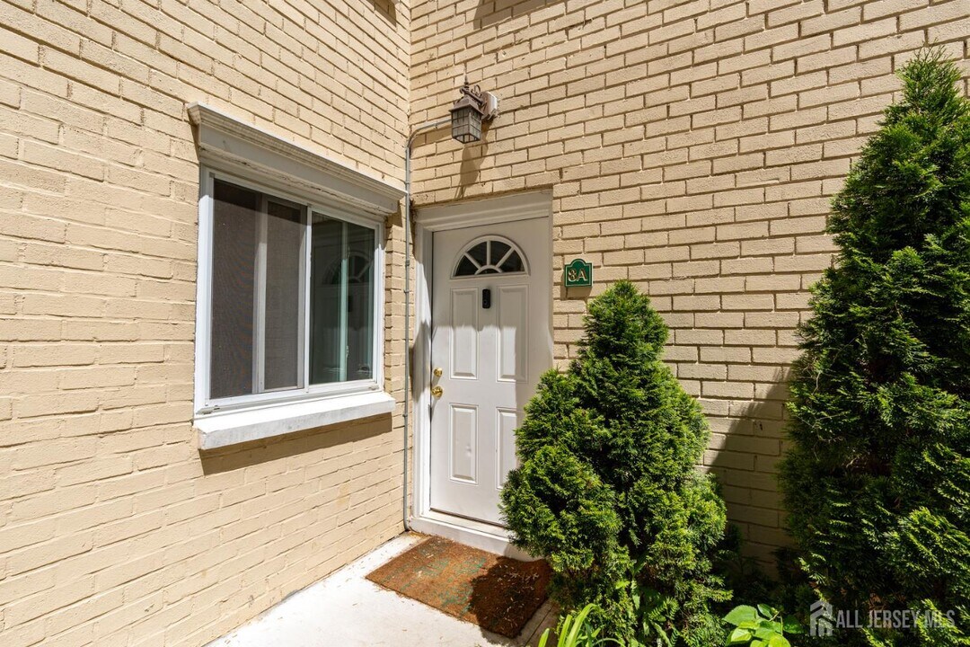 18 Lake Ave in East Brunswick, NJ - Building Photo