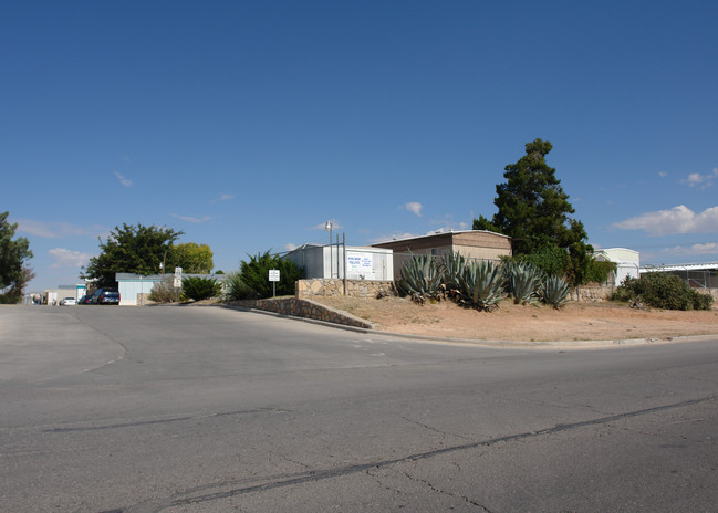 6145 Deer Ave in El Paso, TX - Foto de edificio - Building Photo