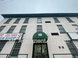 18 Concession St in Cambridge, ON - Building Photo