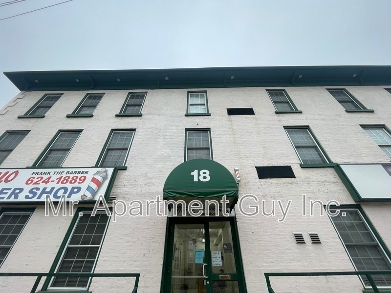 18 Concession St in Cambridge, ON - Building Photo