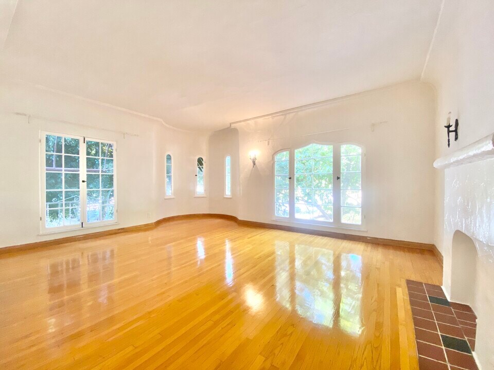 366 N Sierra Bonita Ave in Los Angeles, CA - Building Photo