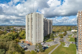 Highland Towers Apartments in Whitby, ON - Building Photo - Building Photo