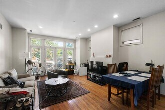 2338 N Greenview Ave, Unit 1 in Chicago, IL - Building Photo - Building Photo