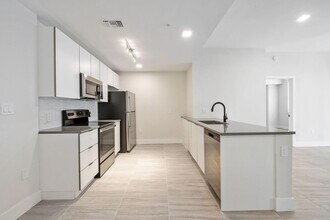 120 N Compass Way, Unit 542 in Dania Beach, FL - Building Photo - Building Photo