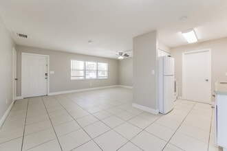 11 Kentucky Rd in Lehigh Acres, FL - Foto de edificio - Building Photo