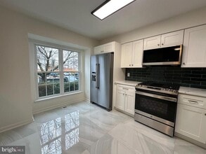 14560 Woodgate Manor Cir in Centreville, VA - Building Photo - Building Photo