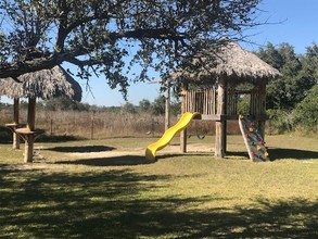 Oasis Apartments in Aransas Pass, TX - Foto de edificio - Building Photo