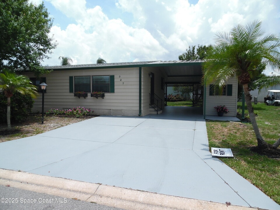 327 Macadamia Dr in Sebastian, FL - Building Photo