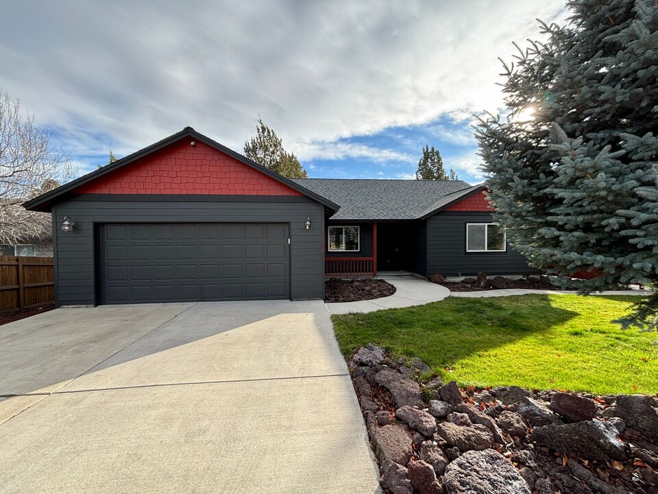 1170 SW Rimrock Way in Redmond, OR - Foto de edificio