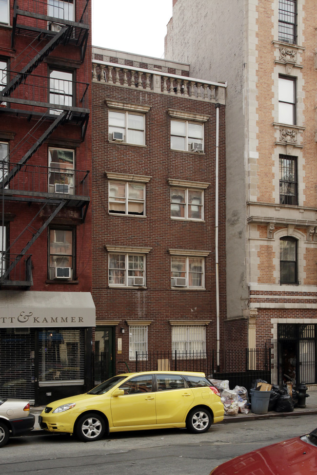 176 E 2nd St in New York, NY - Foto de edificio - Building Photo