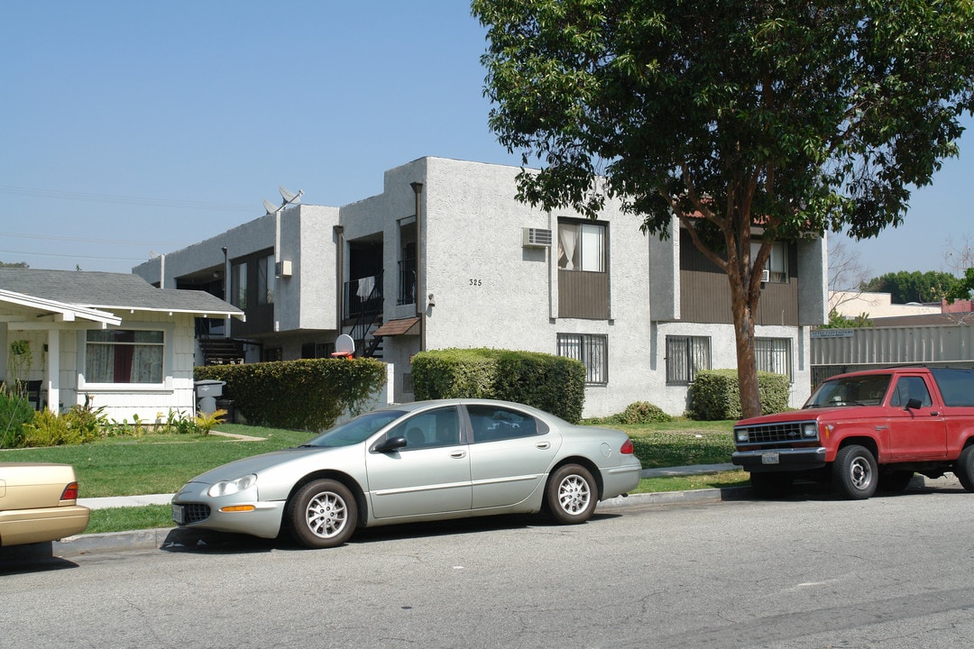 325 W Cypress St in Glendale, CA - Building Photo