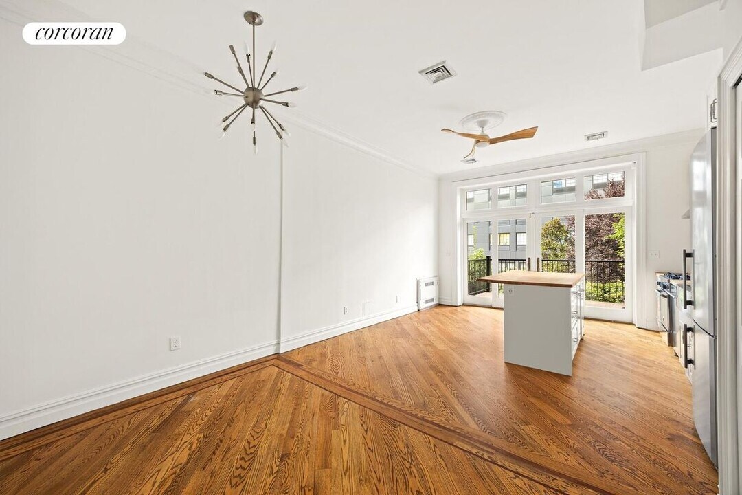 556 Washington Ave in Brooklyn, NY - Building Photo