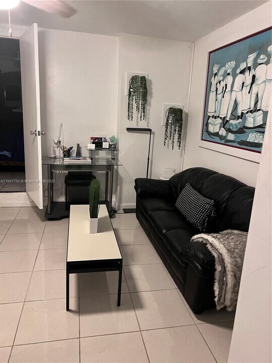 8027 W 14th Ave in Hialeah, FL - Foto de edificio