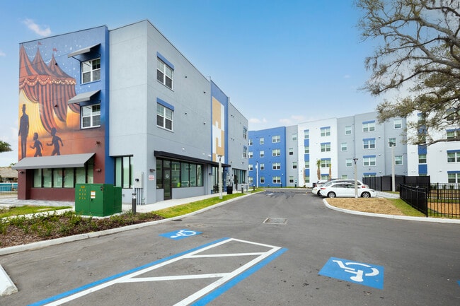 New Trail Plaza in Sarasota, FL - Building Photo - Building Photo