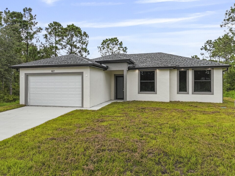 827 Carpenter St E in Lehigh Acres, FL - Building Photo