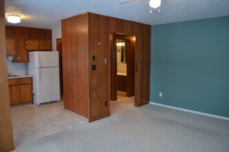 606 S Halvorson St, Unit 2 in Redwood Falls, MN - Foto de edificio - Building Photo