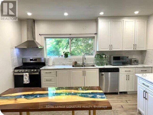 1119 Rebecca St in Oakville, ON - Building Photo - Building Photo