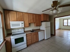 56 Wakelee Ave in Shelton, CT - Building Photo - Building Photo