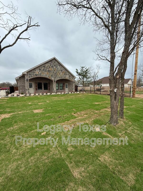 910 Fuller Ave in Cleburne, TX - Building Photo - Building Photo