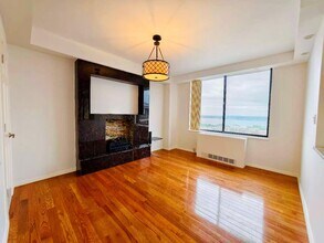 2 Bay Club Dr in Queens, NY - Building Photo - Building Photo