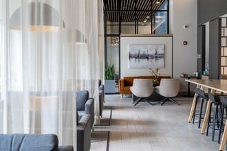 Park Lafayette Towers in Milwaukee, WI - Foto de edificio - Building Photo