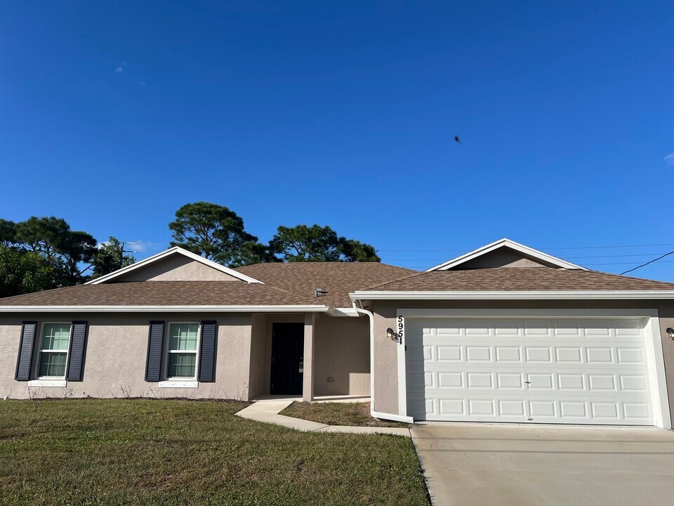 5951 NW Baynard Dr in Port St. Lucie, FL - Building Photo