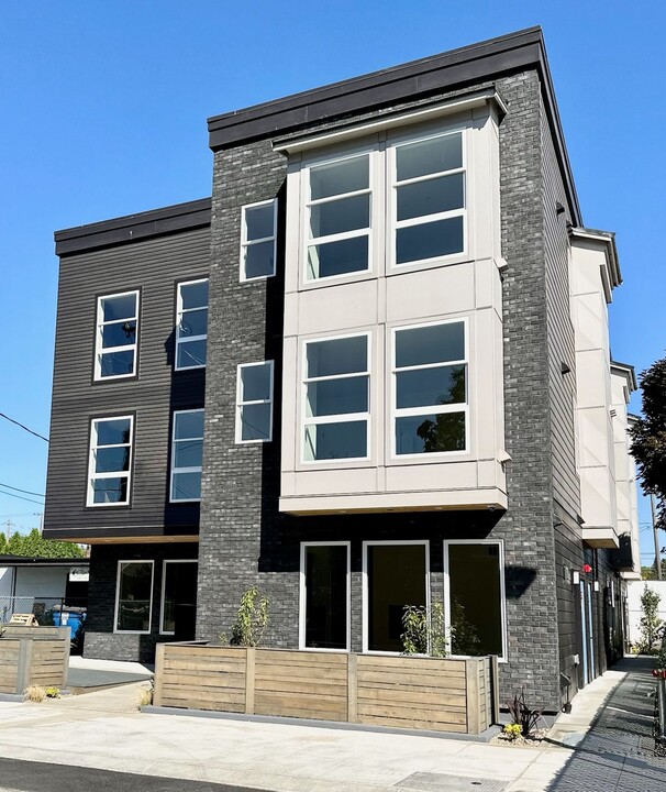 Clay Street Apartments in Portland, OR - Building Photo