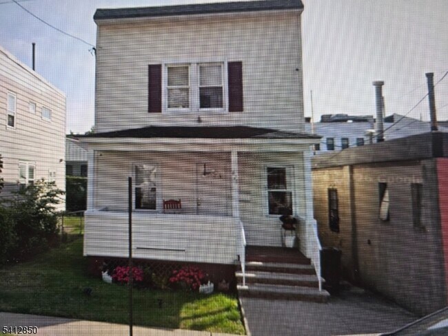 426 Tompkins St in Orange, NJ - Building Photo - Building Photo