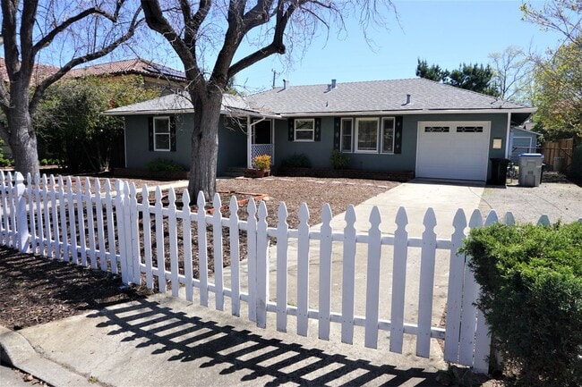 11564 Southwood Dr in Saratoga, CA - Building Photo - Building Photo