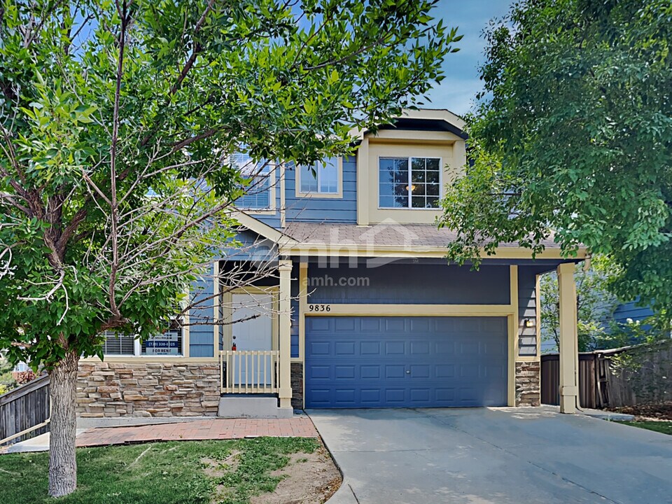 9836 Kenton Cir in Commerce City, CO - Foto de edificio