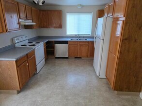 963 SE Miller Ave in Dallas, OR - Foto de edificio - Building Photo