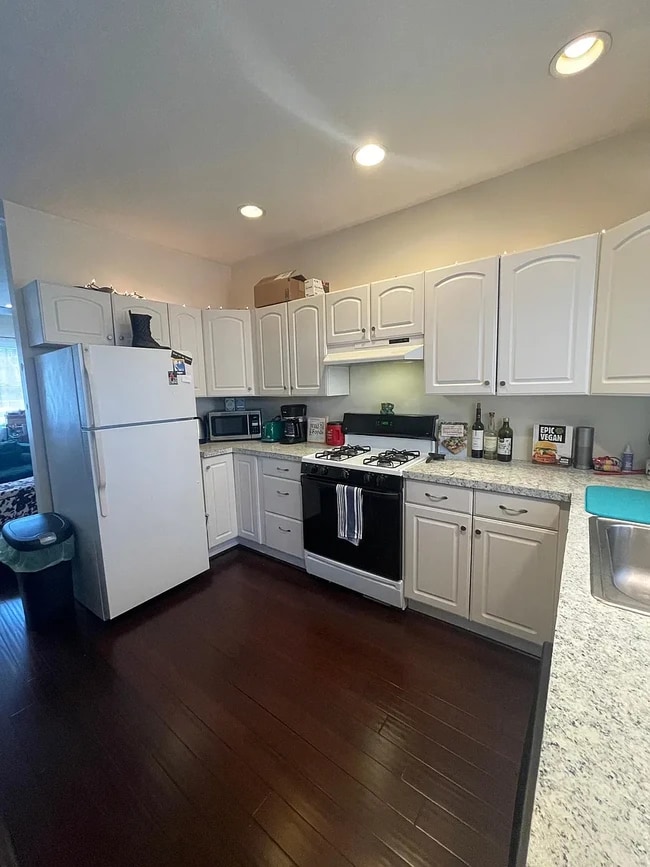 112 W 7th St, Unit 1 in Boston, MA - Building Photo - Building Photo