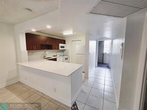 8040 N Colony Cir in Tamarac, FL - Building Photo - Building Photo