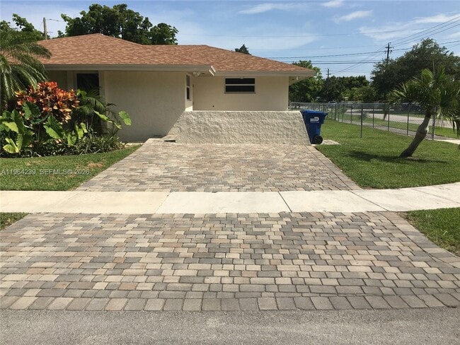 5782 SW 61st St in Miami, FL - Building Photo - Building Photo