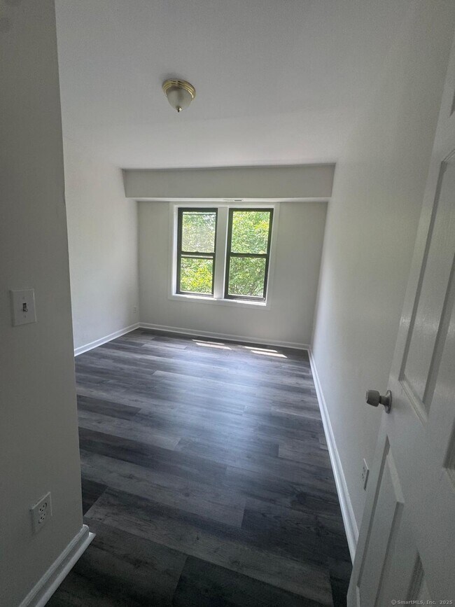 1071 Pembroke St-Unit -3E in Bridgeport, CT - Foto de edificio - Building Photo