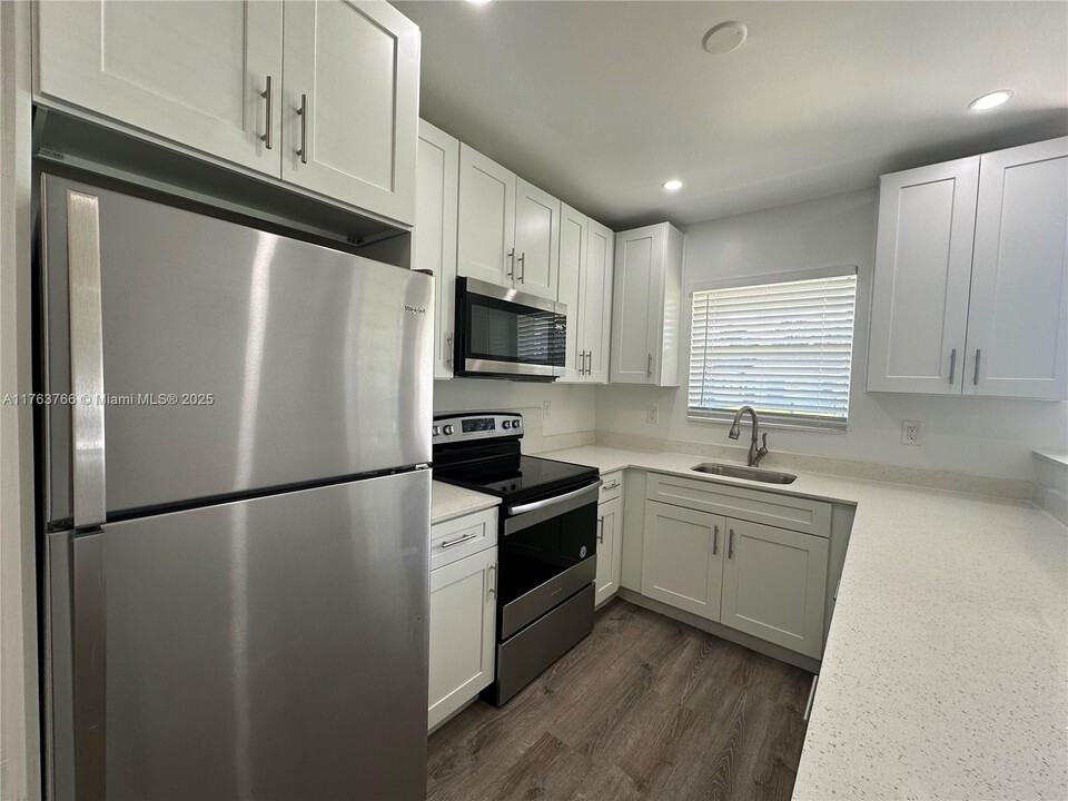 2436 Van Buren St in Hollywood, FL - Building Photo