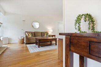 5330 SW Mayfair Ct in Beaverton, OR - Building Photo - Building Photo