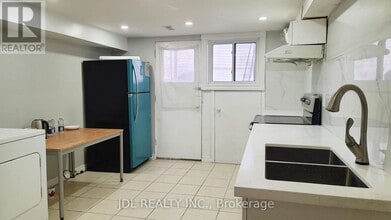 75 Mintwood Dr in Toronto, ON - Building Photo - Building Photo