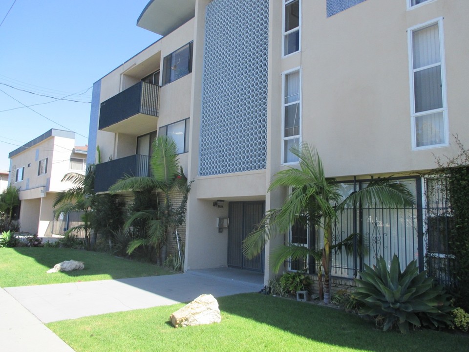 The Beach Hill Apartments in Inglewood, CA - Building Photo