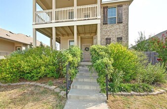114 Alford St in San Marcos, TX - Building Photo - Building Photo