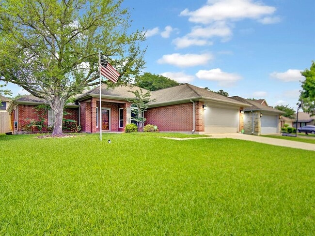 16027 Capistrano Falls Dr in Friendswood, TX - Building Photo - Building Photo