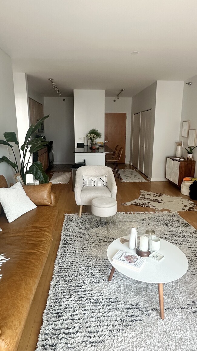 421 W Huron St, Unit 1308 in Chicago, IL - Building Photo - Building Photo