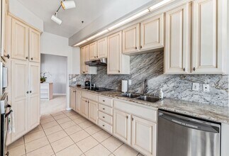 200 Paris Ln in Newport Beach, CA - Building Photo - Building Photo