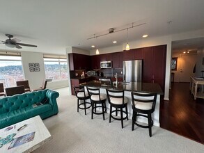 190 Harbor Sq Loop NE, Unit C325 in Bainbridge Island, WA - Foto de edificio - Building Photo