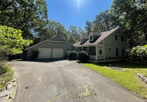 106 Laurel Ln in Port Jefferson, NY - Building Photo